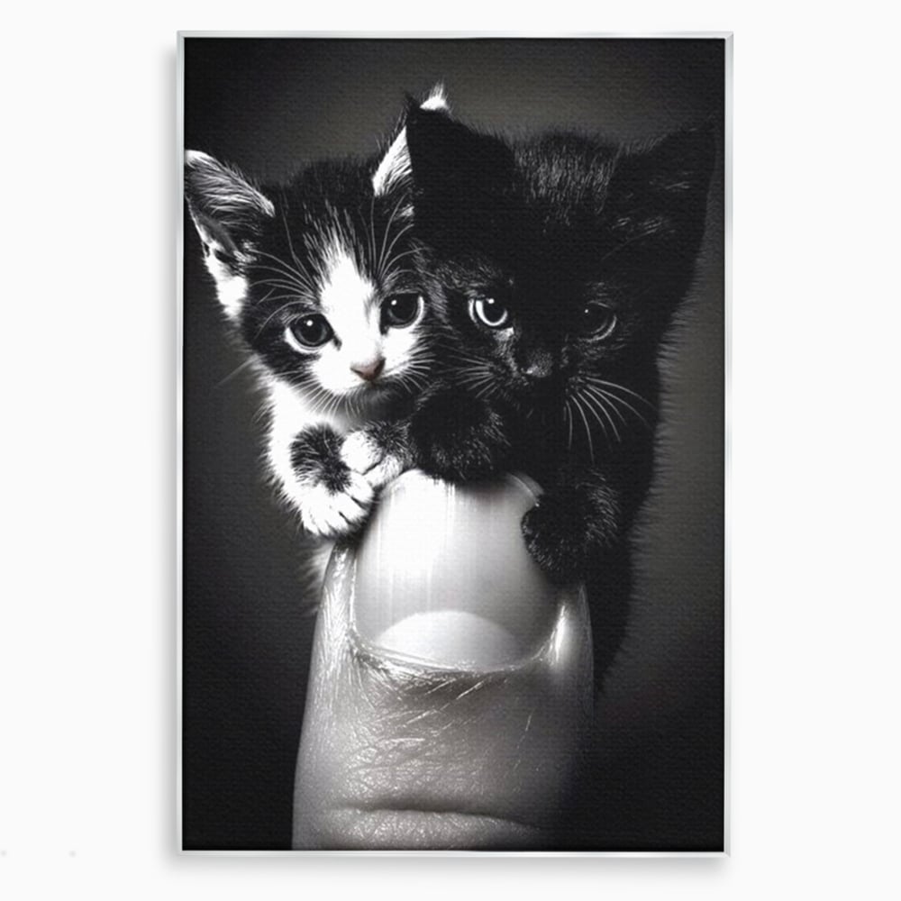 Tablou canvas cu tablou canvas cu doi pisoi mici agatati de un deget, in rama de aluminiu argintiu